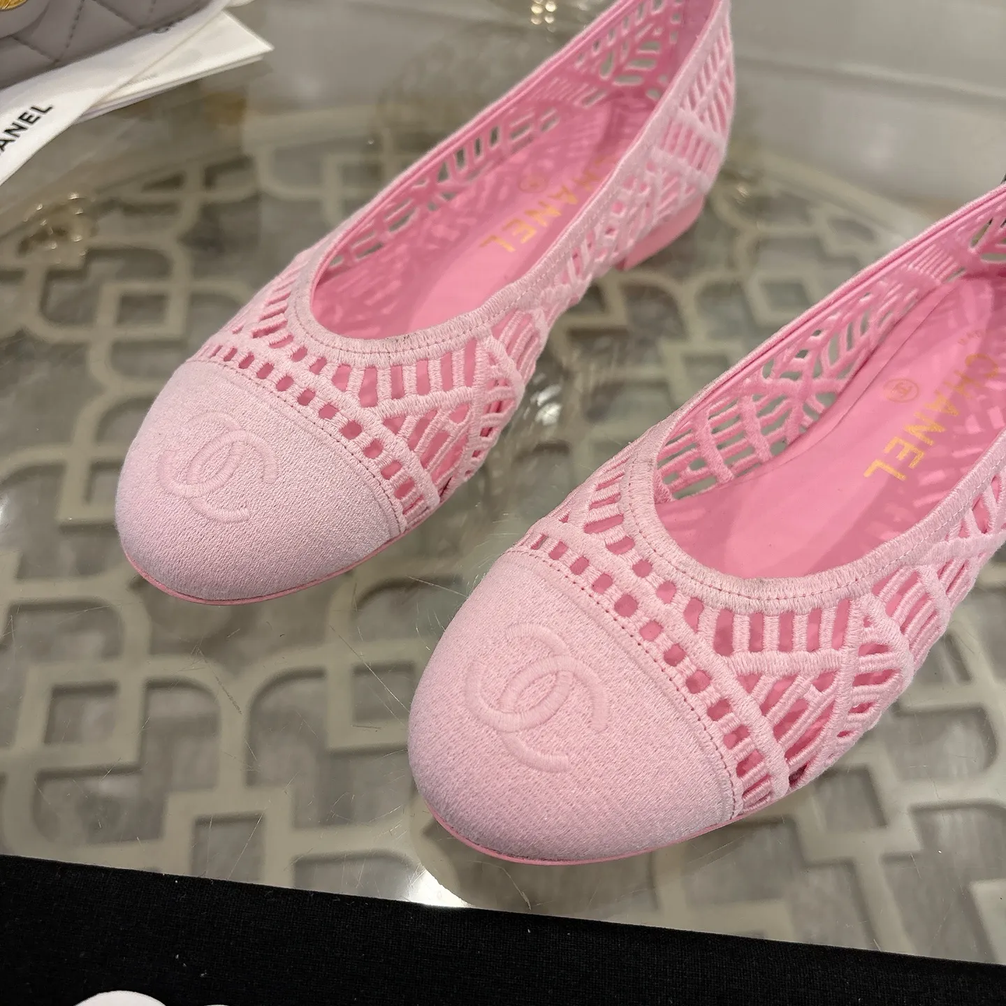 👟👟Ex-factory price 520👟👟 Chanel 25SS finally comes out with woven ballet shoes‼ ️ Shoes worthy of their own article, I have to say that they are finally waiting for you! So elegant and chill. Wear it in the summer to enjoy the breeze and walk on the street. Round square toe design. Cute and cute~ The appearance is super online. When you wear it, you will feel like a wealthy daughter. I thought it was good-looking. Only when I put it on my feet do I know how easy it is to wear~ Upper: Exclusive custom-made mesh (comfortable and breathable) Foot pad: Sheepskin Outsole: Genuine leather sole imported from Italy Size: 35-39 (customized at 40.41.42)
